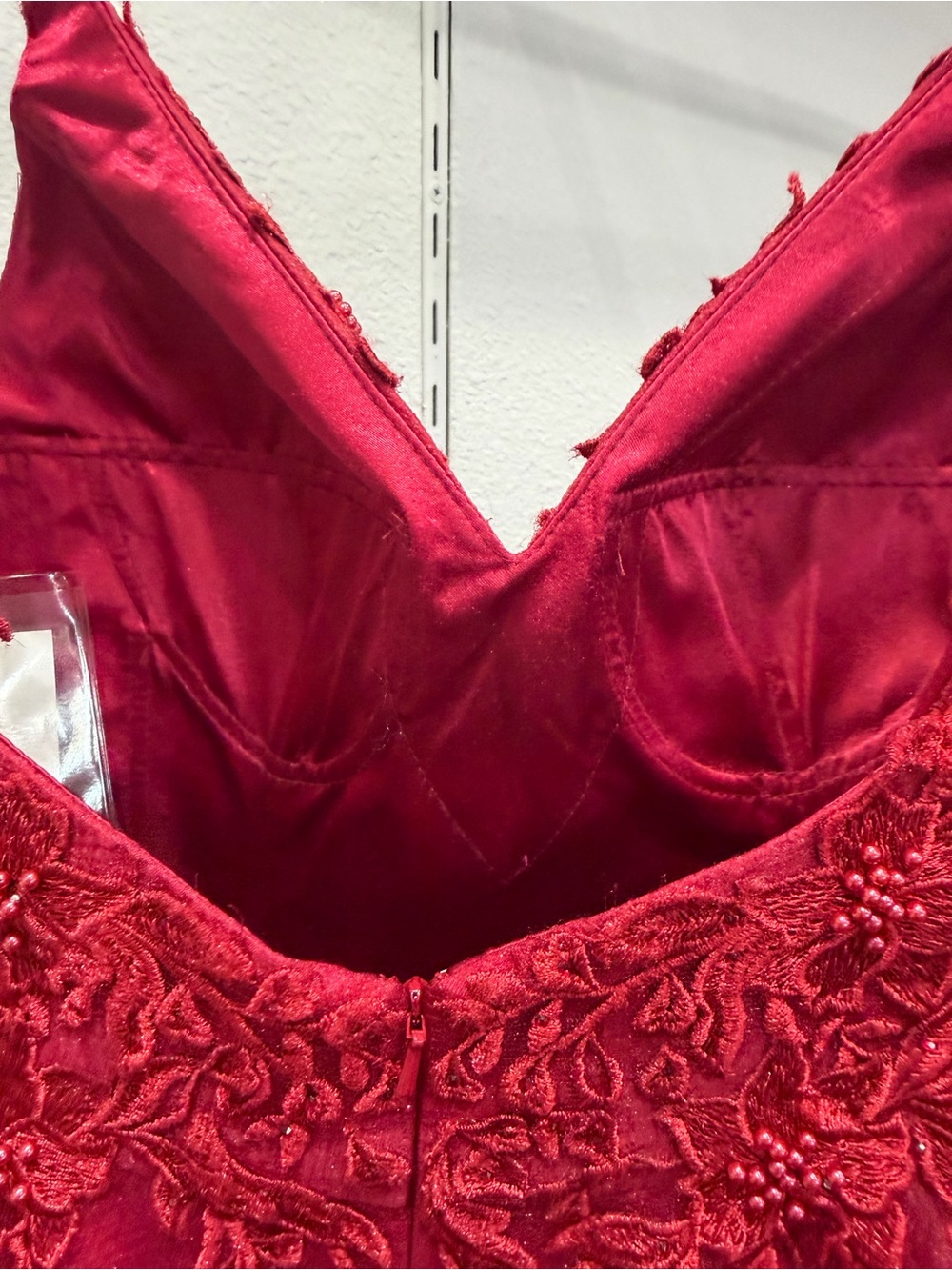 Elegant Red Embroidered V-Neck Evening Gown - Picture 5 of 8